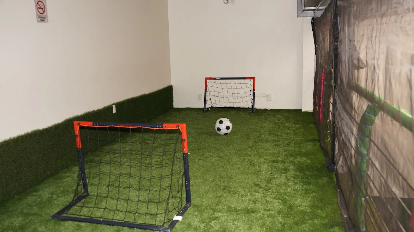 Mini cancha de futbol con pasto sintético para fiestas infantiles