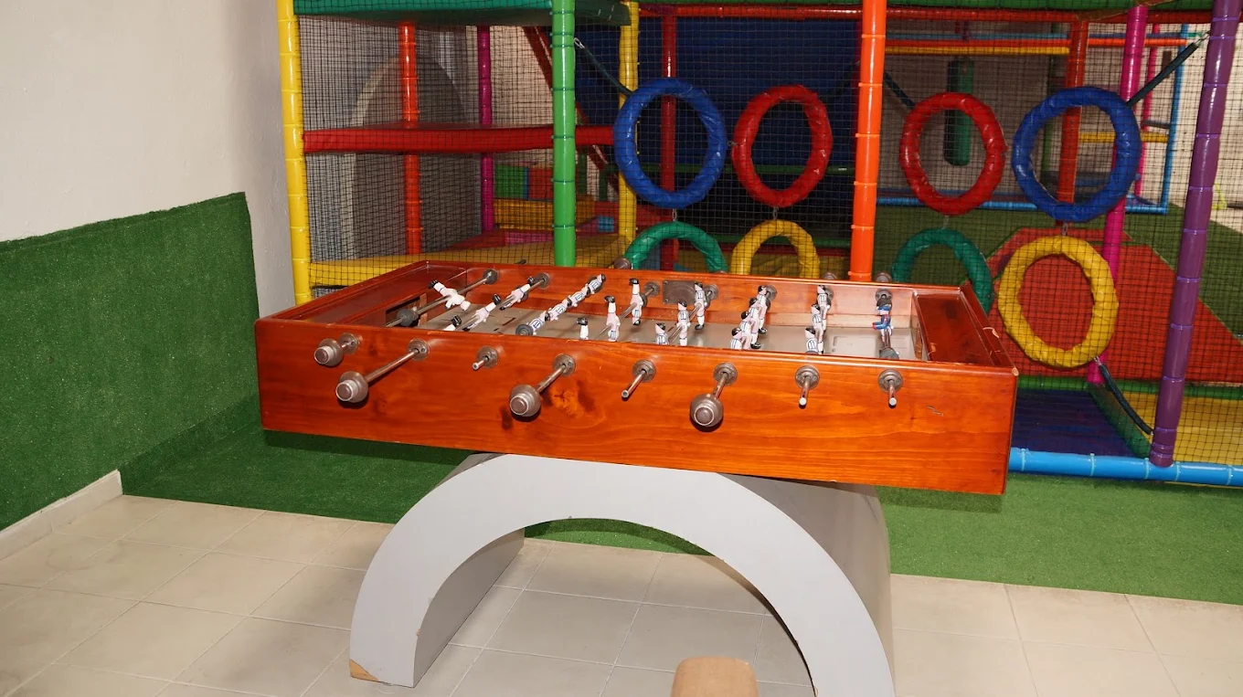 Mesa de futbolito junto a juegos para niños